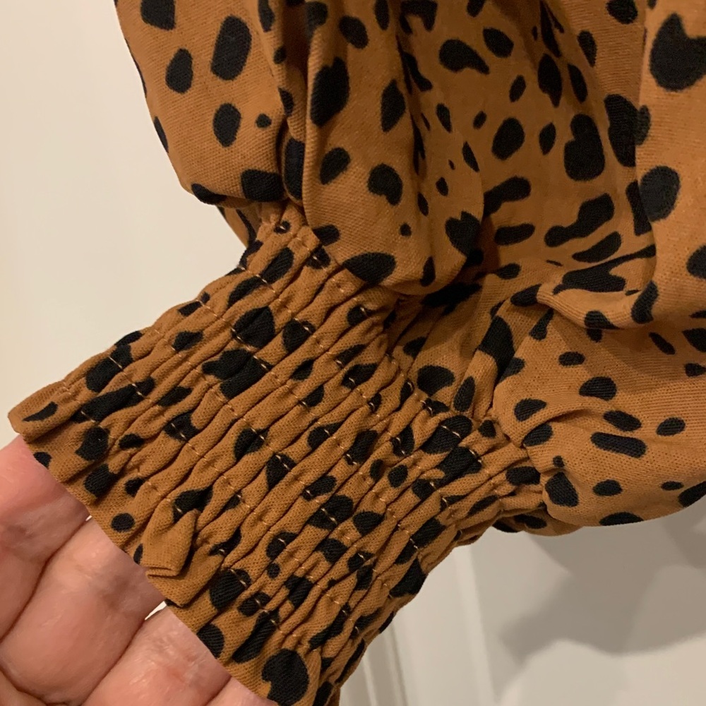 Leopard Print Women's Top smocked back  long sleeve s/ m. No brand - Picture 2 of 7